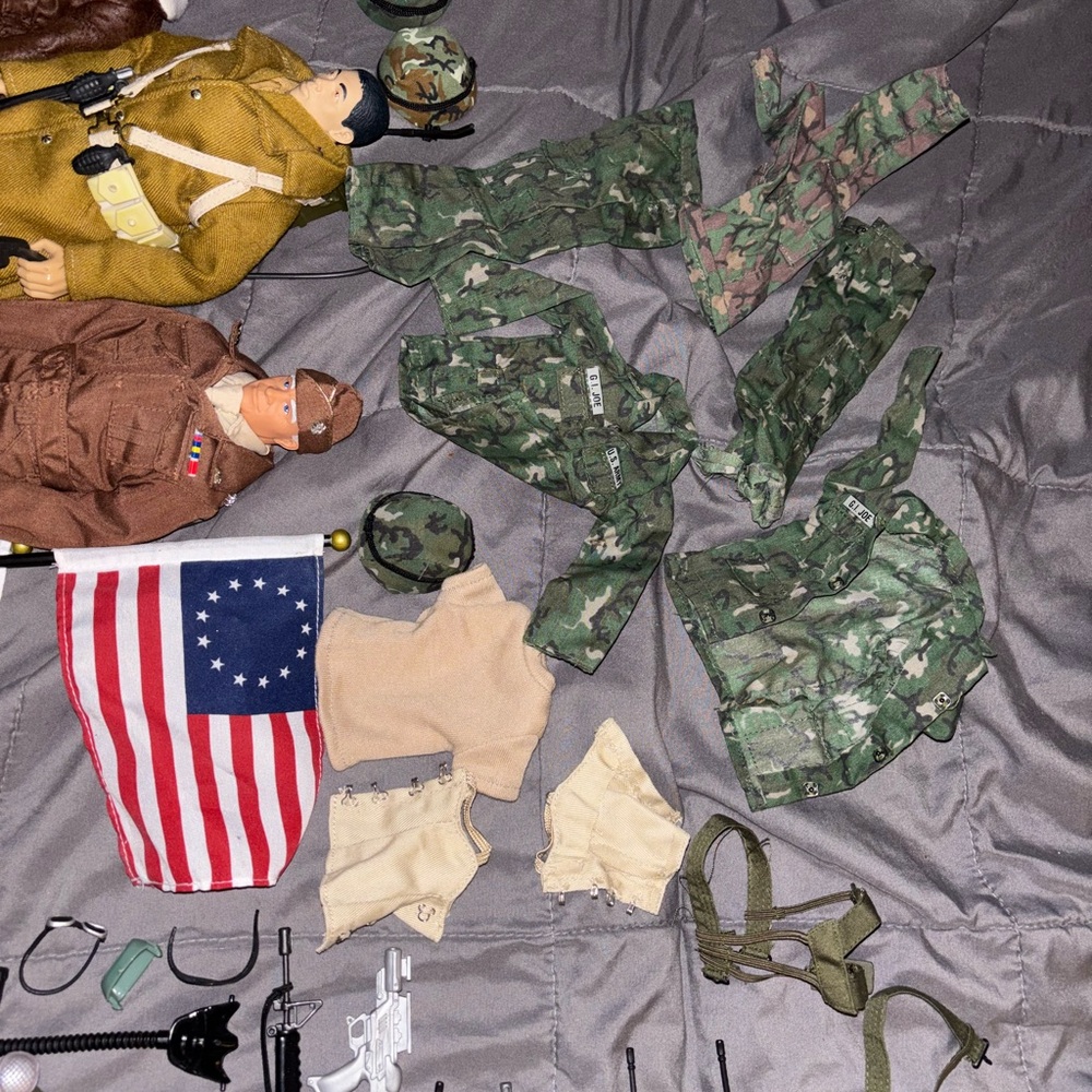 Classic GI Joe Action Figure Set with Accessories - Picture 3 of 3